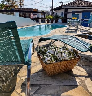 Outdoor pool, pool umbrellas, sun loungers - Mar de Maria  Pousada (Búzios)