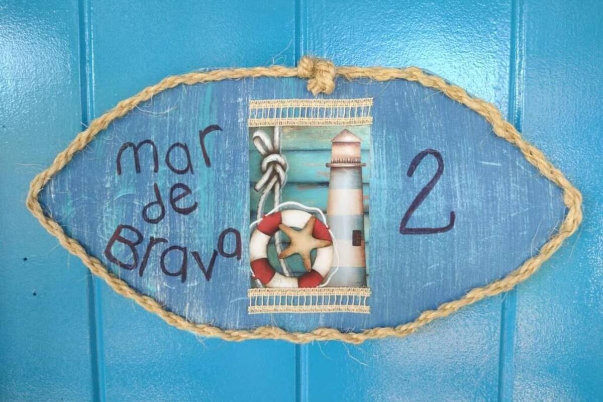A blue door with a rope border and a sign that reads "mor de Bravo 2".