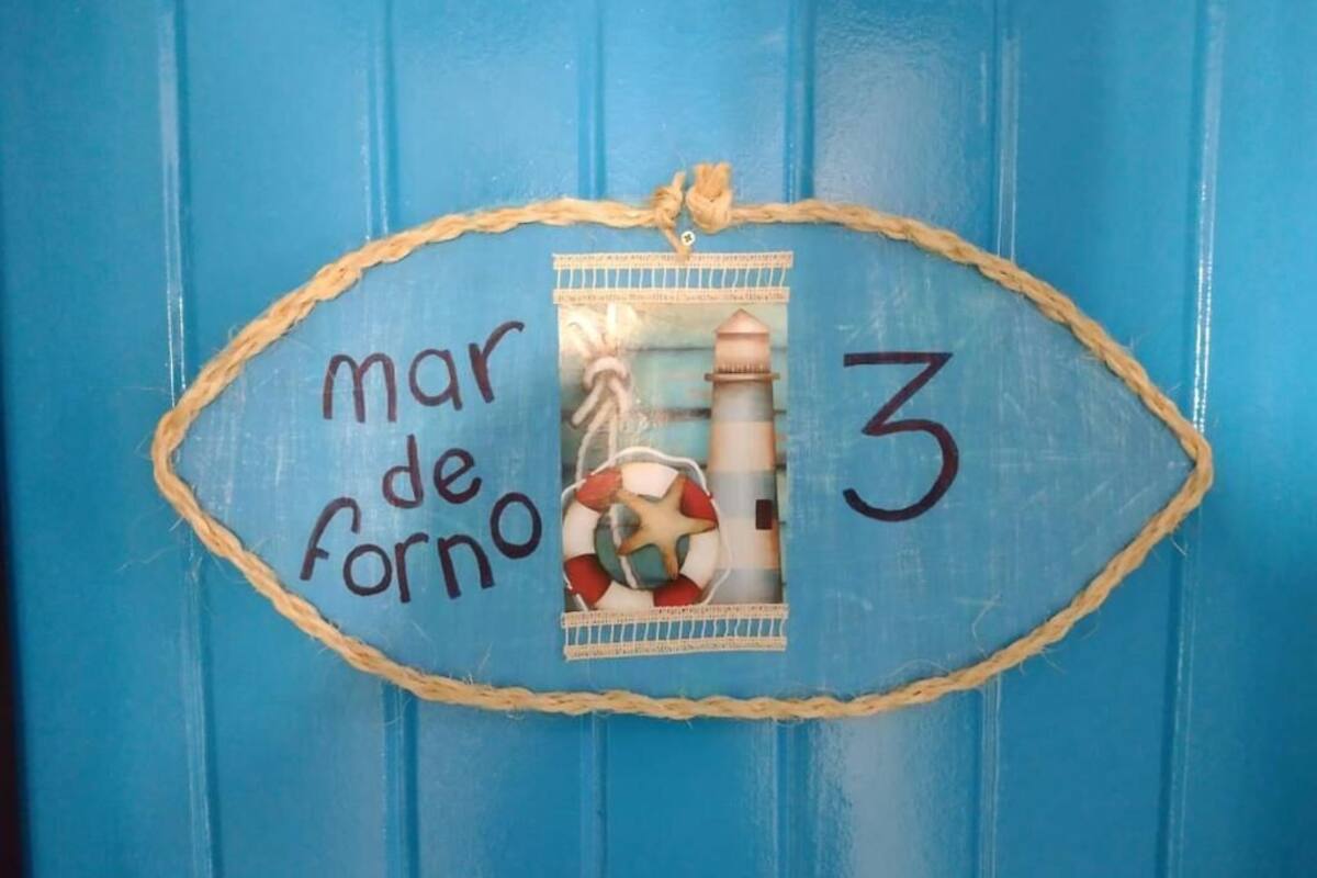 A blue door with a rope sign that reads "mar de forno 3".