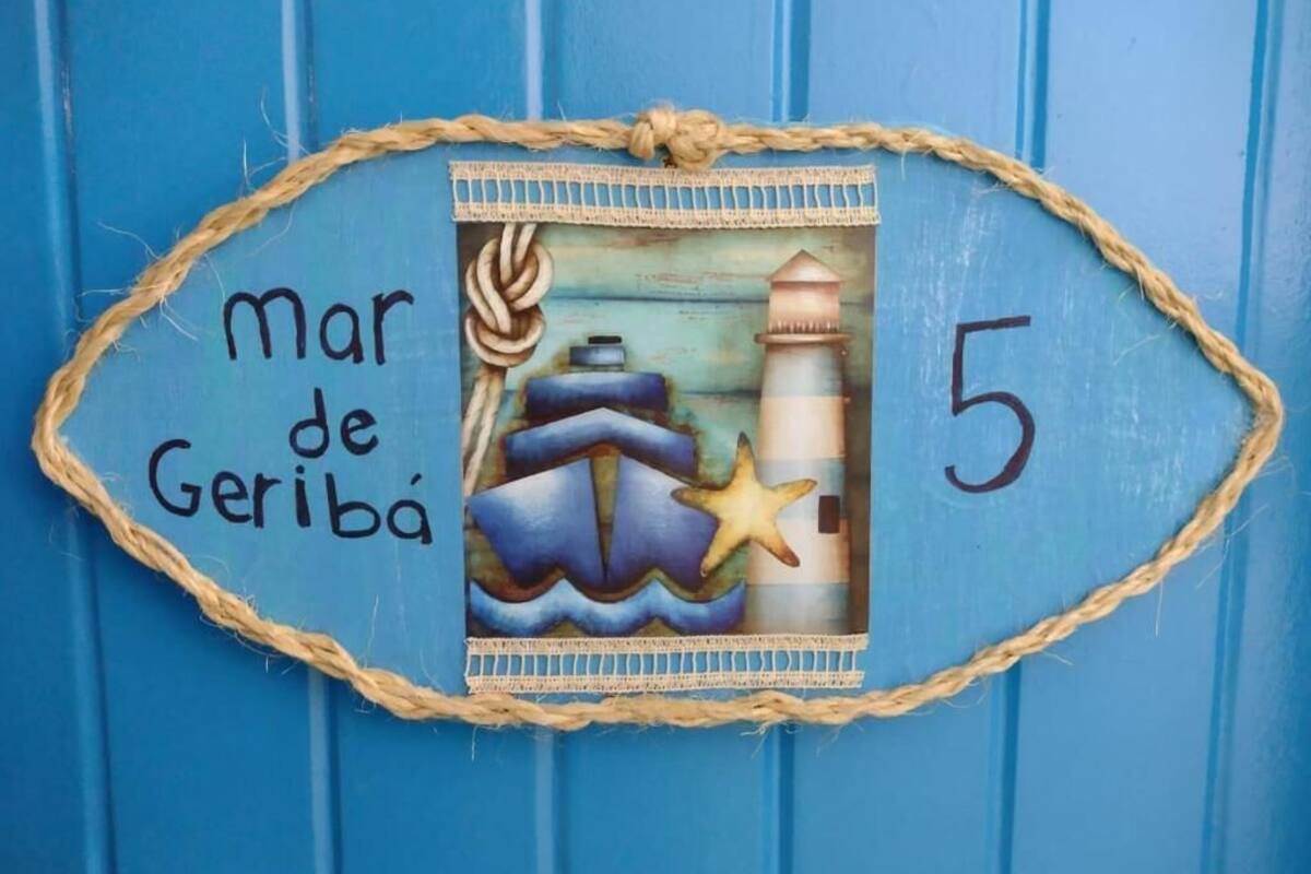 A nautical-themed sign with the text "mar de Geriba" and the number "5".