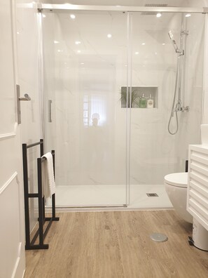 Chuveiro/banheira combinados, secador de cabelo, toalhas de banho