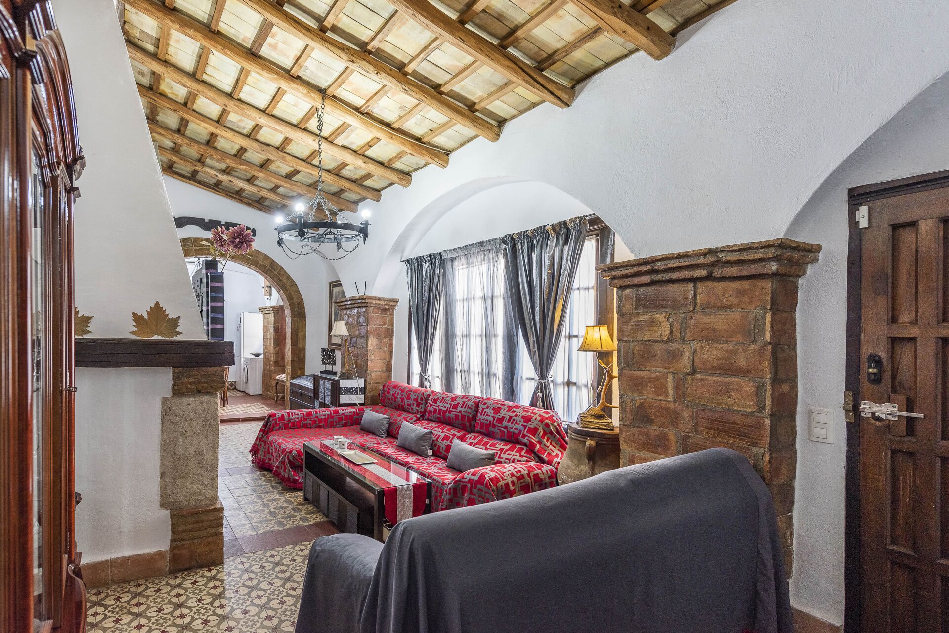 Een smart-tv, boeken en een filmbibliotheek