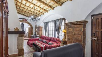 Una Smart TV, libros, una videoteca