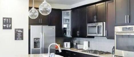 冷蔵庫、電子レンジ、オーブン、コンロ