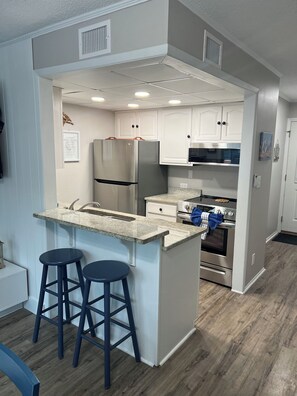 Frigorifero, microonde, forno, piano cottura