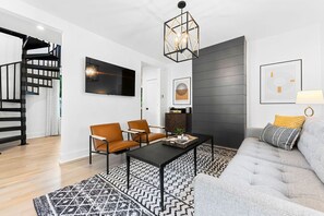 Smart TV - Breezy Chic: Fresh Spring Vibes at The Modern Oak walkable to town! (Three Oaks)