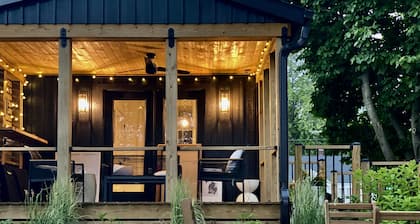 Breezy Chic: Fresh Spring Vibes at The Modern Oak walkable to town!