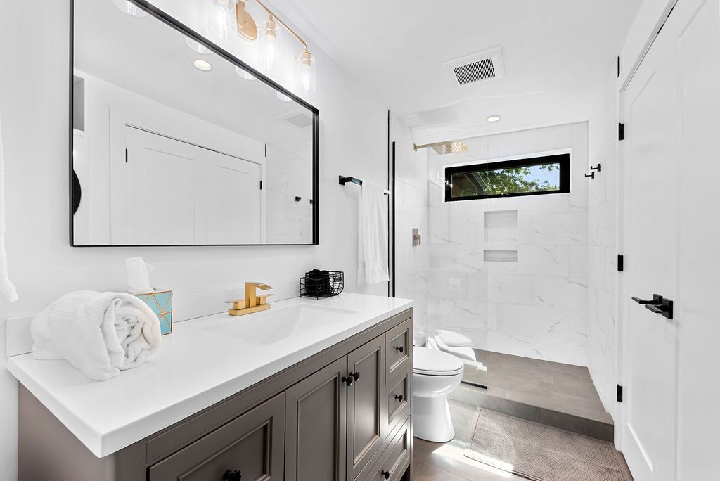 Combined shower/tub, hair dryer, towels, soap