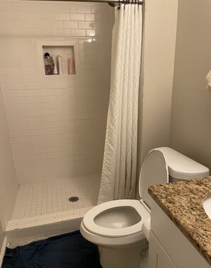 Doccia, asciugacapelli, asciugamani, sapone