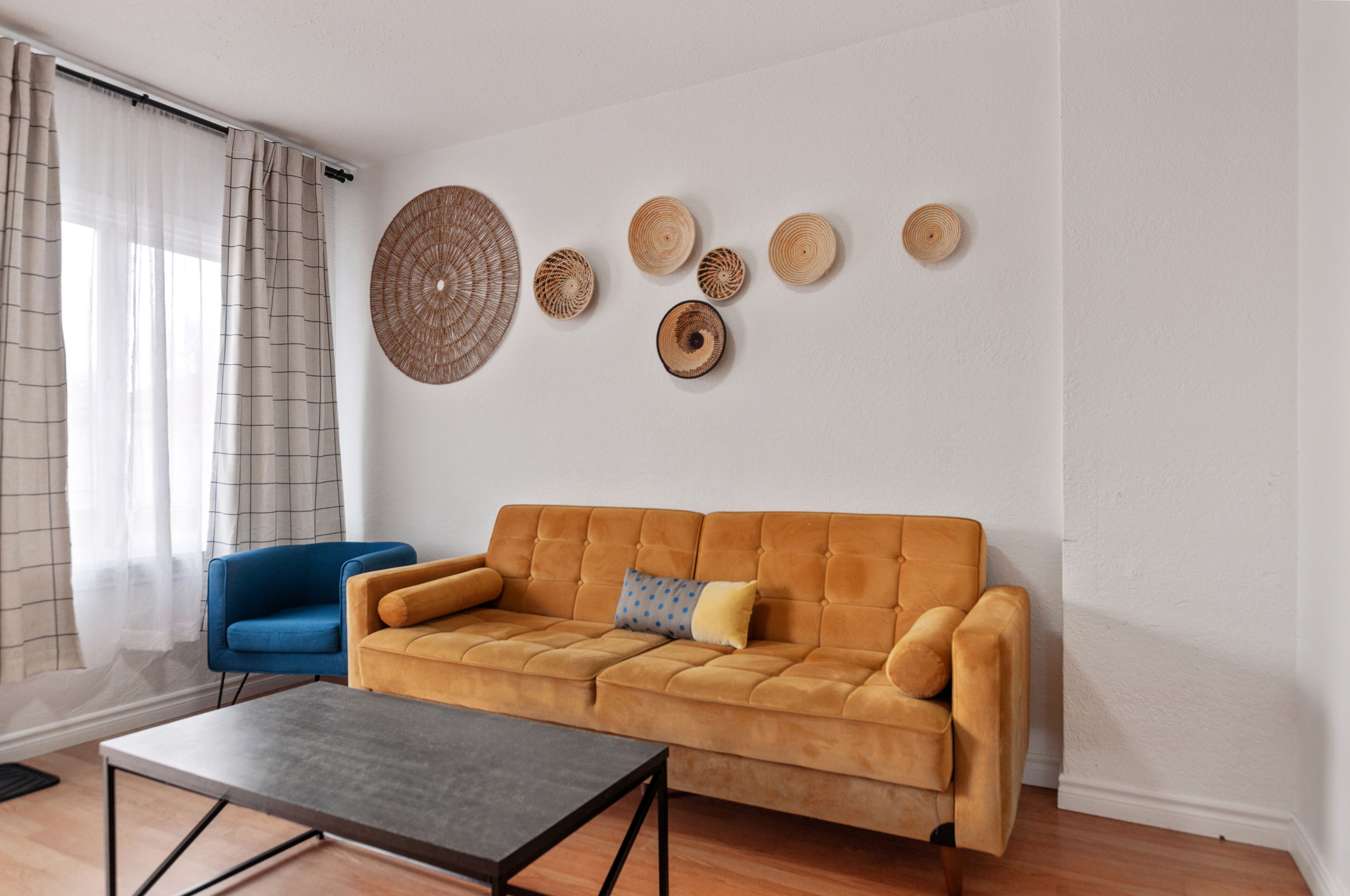 Deluxe-Suite, 2 Schlafzimmer | Wohnbereich | 43-Zoll-Flachbildfernseher mit Kabelempfang, Fernseher, Netflix