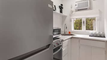 Suíte luxo, 2 quartos | Cozinha privada | Cafeteira/chaleira, chaleira elétrica