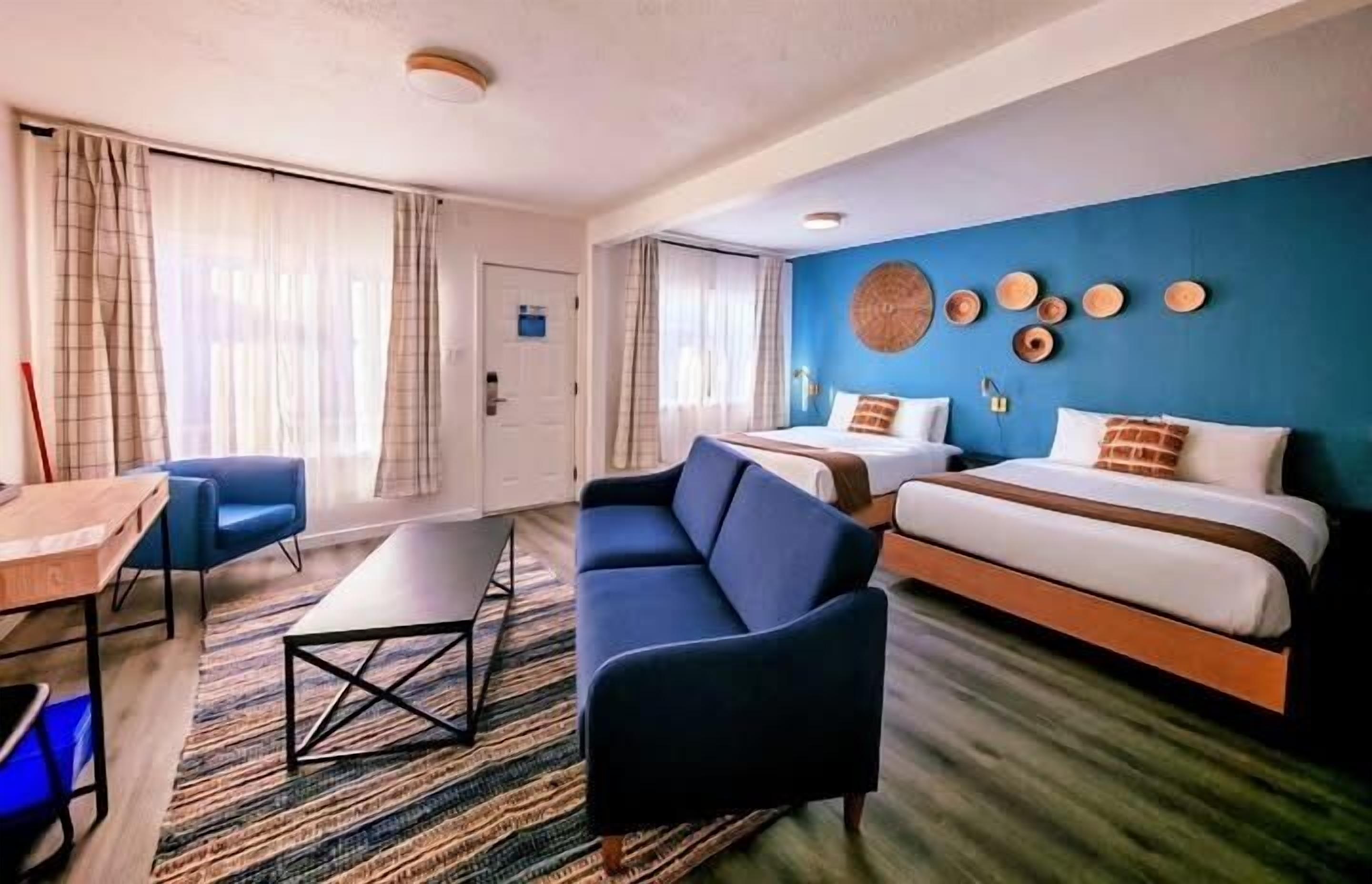 Habitación Deluxe doble | Zona de estar | Una televisión de pantalla plana, Netflix, servicios de streaming