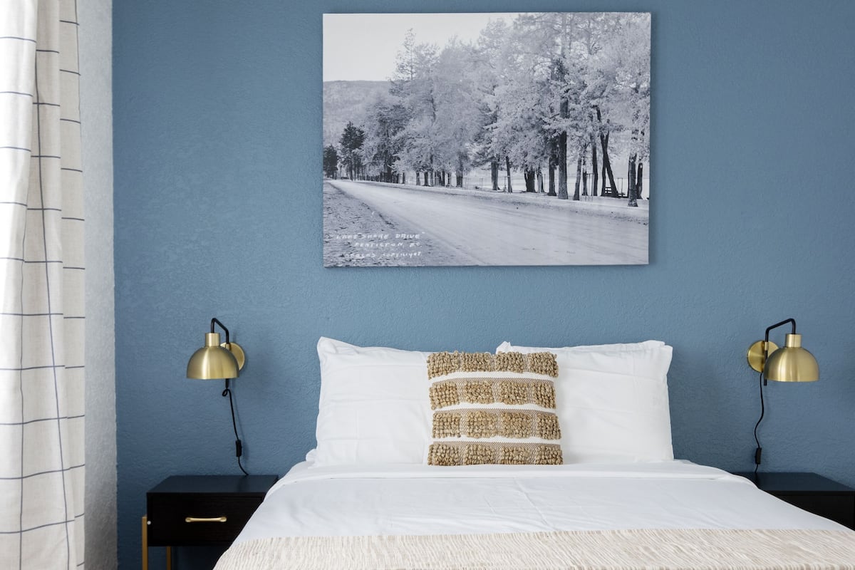 1 habitación, decoración personalizada, muebles diferentes y escritorio