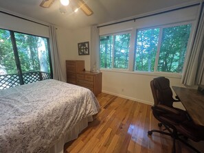 2 dormitoris, planxa i posts de planxar i roba de llit 