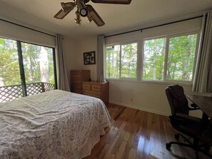 2 bedrooms, iron/ironing board, bed sheets - Dragon Riders Retreat (Robbinsville)