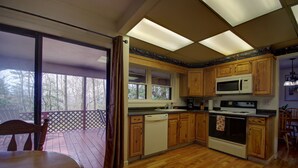 Une cuisine dotée de meubles en bois, d’un four à micro-ondes, d’un lave-vaisselle et d’une cuisinière.
