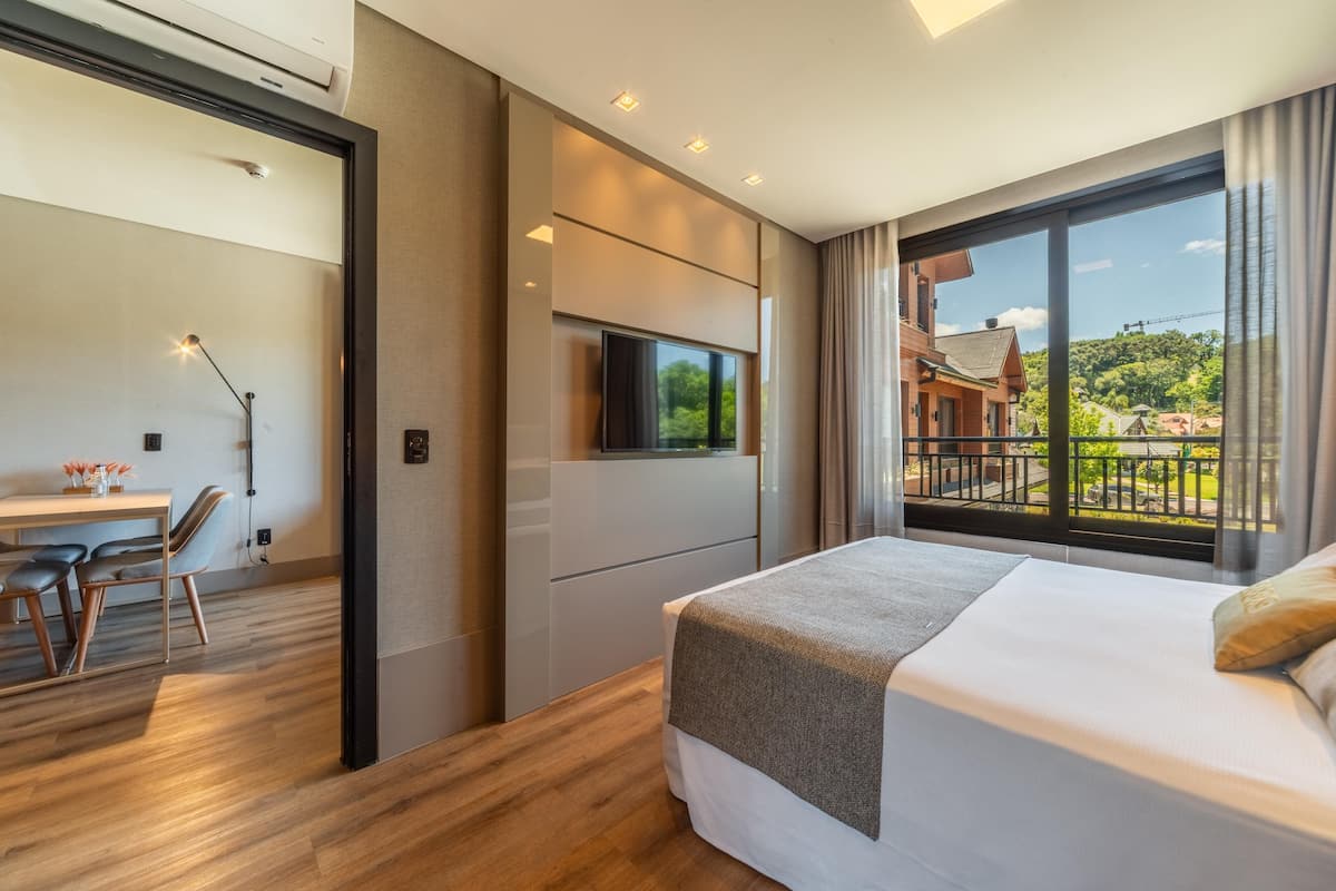 1 bedroom, hypo-allergenic bedding, minibar, in-room safe