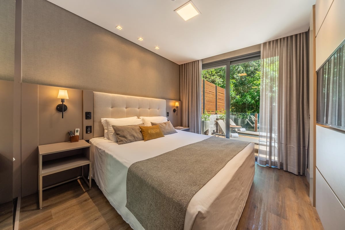 1 bedroom, hypo-allergenic bedding, minibar, in-room safe