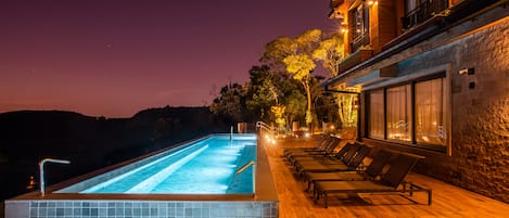 2 piscines extérieures, chaises longues