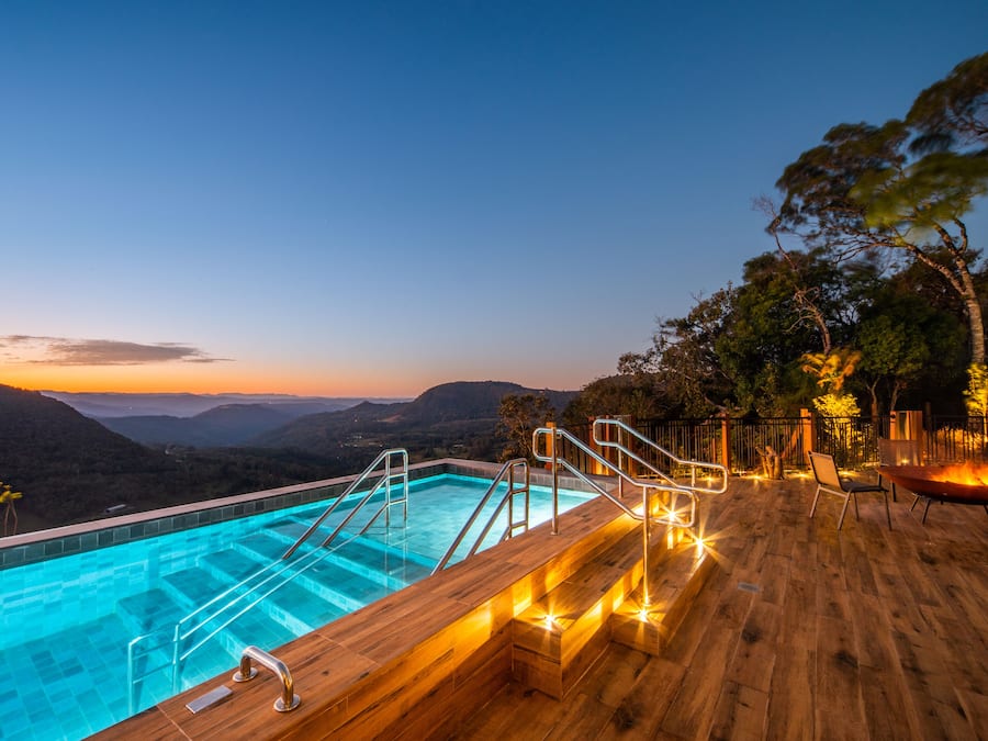 2 utomhuspooler och solstolar