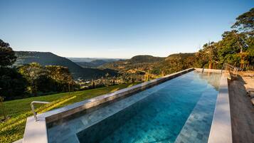 2 udendørs pools, liggestole