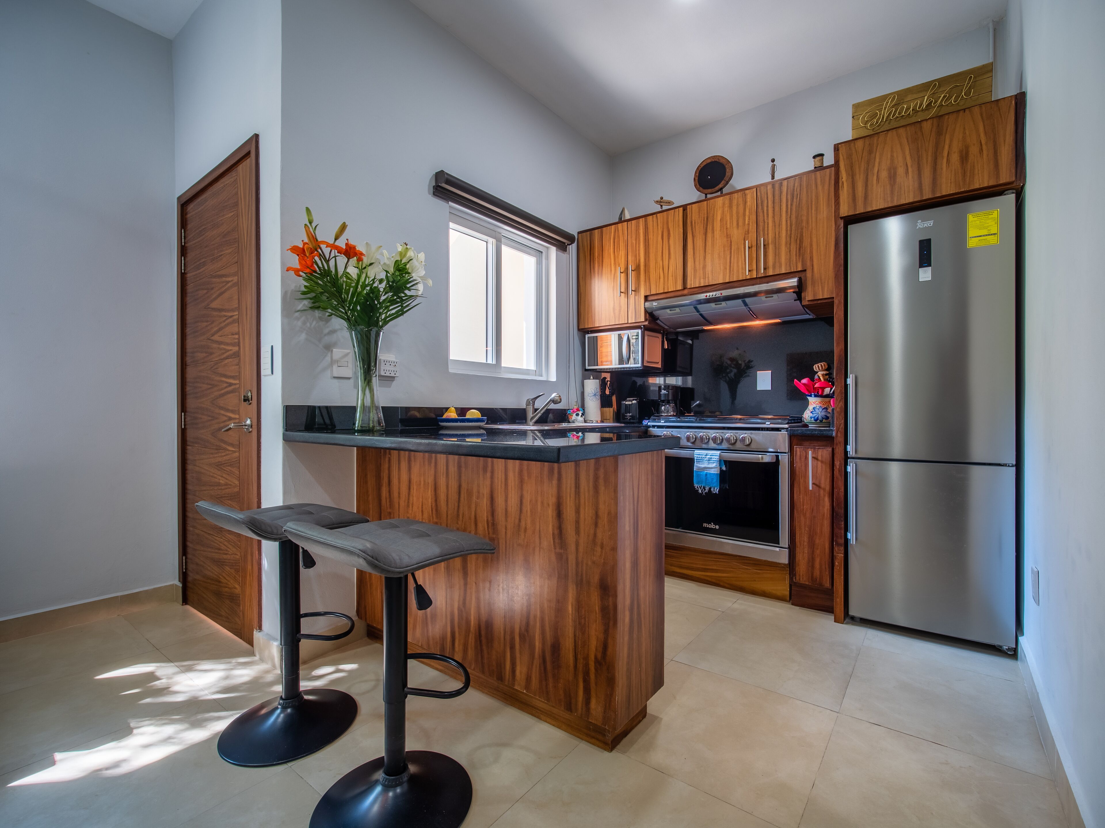 Refrigerador, microondas, horno y parrilla de estufa 