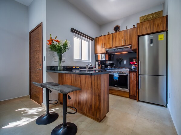 Refrigerador, microondas, horno y parrilla de estufa