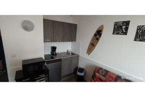 Kjøleskap, mikrobølgeovn, kokeplater og brødrister