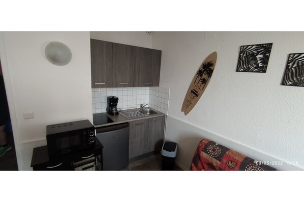 Kühlschrank, Mikrowelle, Herdplatte, Toaster