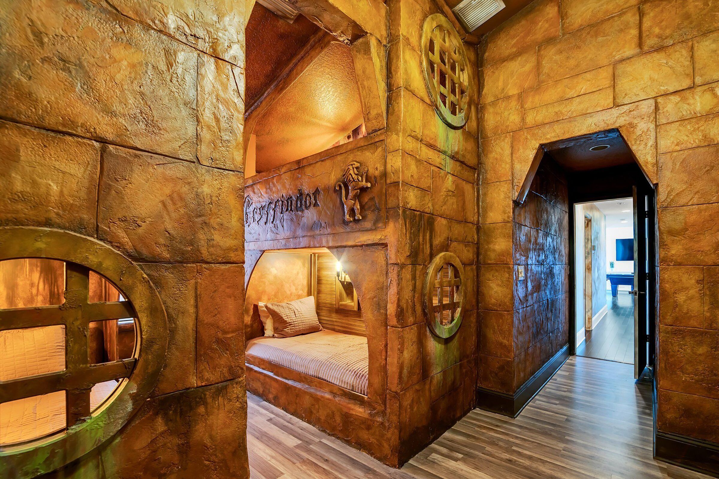 8 bedrooms, iron/ironing board, WiFi, bed sheets