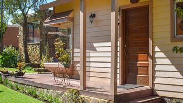 Comfort Cabin | Blackout drapes, free WiFi