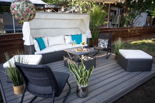 Beautiful 2B garden level w/ private outdoor deck