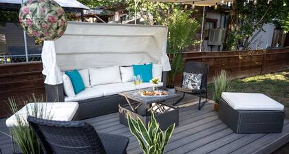 Beautiful 2B garden level w/ private outdoor deck