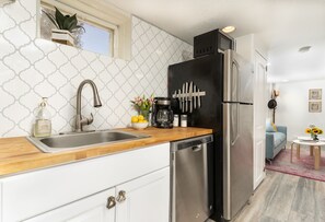 Interior - Beautiful 2B garden level w/ private outdoor deck (Loveland)