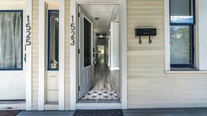 L’entrée d’un hôtel, avec le numéro « 1523 » sur la porte, un panneau indiquant la présence de caméras de surveillance et un panneau « Motel » sur le mur.