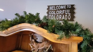 Une structure en bois sur laquelle est fixée une enseigne indiquant : « BIENVENUE DANS L’ÉTAT COLORÉ DU COLORADO ».