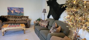 Smart TV, video games, DVD player, foosball - Lush setting, minutes to downtown Colorado Springs (Colorado Springs)