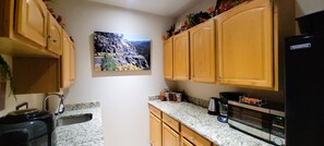 Réfrigérateur, micro-ondes, cafetière/bouilloire, grille-pain