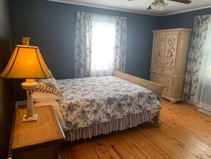 2 bedrooms, desk, iron/ironing board, WiFi