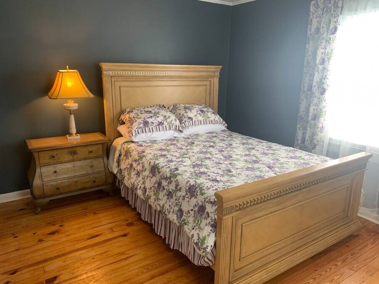 Desk, iron/ironing board, WiFi