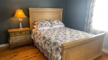 Desk, iron/ironing board, WiFi