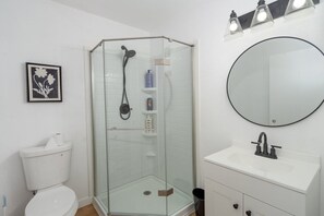 Bathroom - Lakeside Bungalow Studio #2 (Bayview)