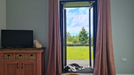 Cuna de viaje, ropa de cama y acceso para silla de ruedas