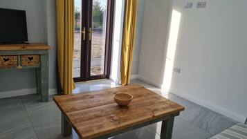 Apartment, 1 Bedroom (Arthur) | Travel crib, bed sheets, wheelchair access