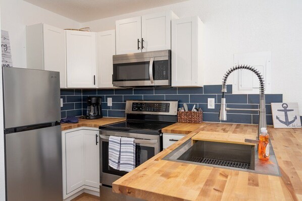 Refrigerador, microondas, utensilios de cocina y comedor