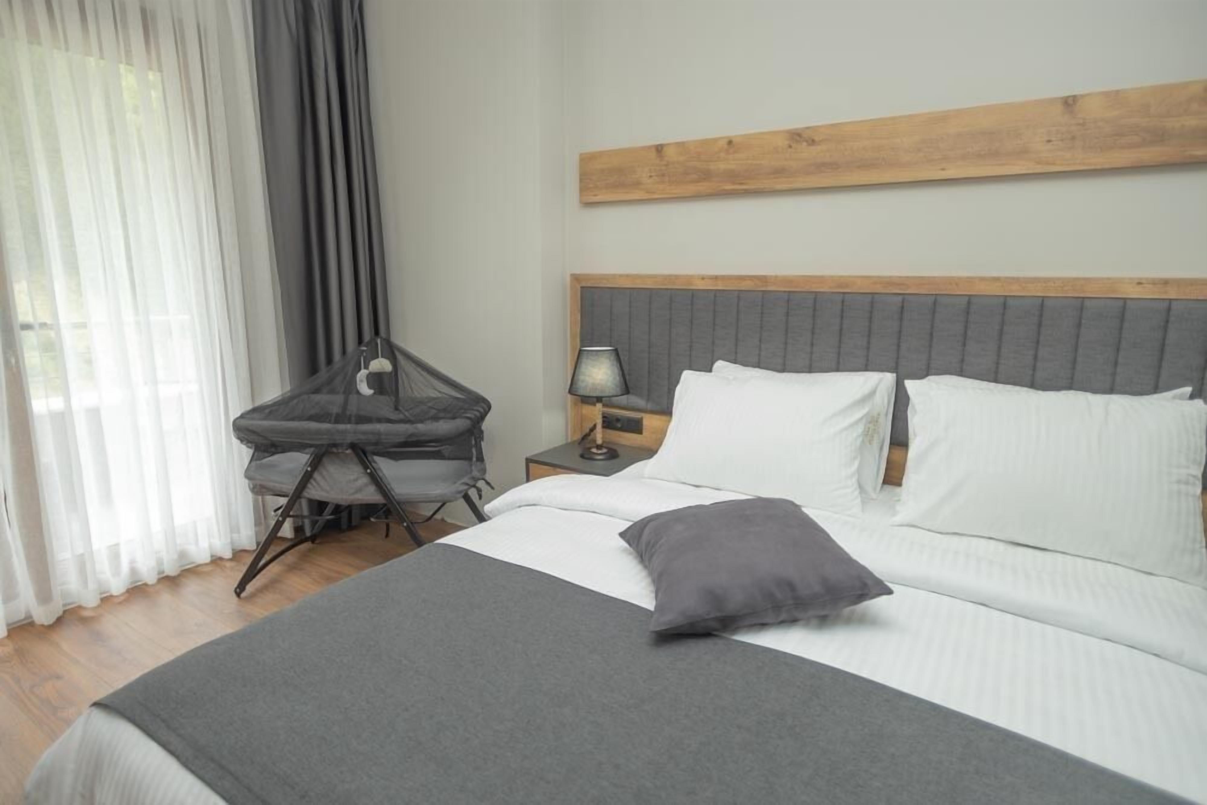 Suite sénior, vistas al lago | Wifi gratis y ropa de cama