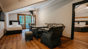 Chambre royale, baignoire à jets, vue sur le lac | Aire de séjour | Téléviseur ACL de 42 po avec télévision par satellite