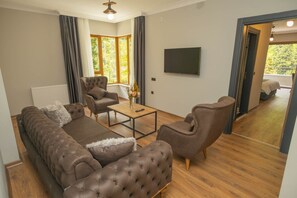 Senior Suite, Lake View