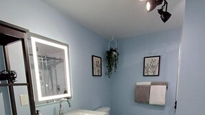 Douche, sèche-cheveux, shampoing