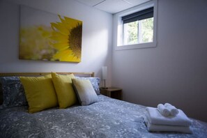 1 habitación, escritorio, tabla de planchar con plancha y cuna de viaje 